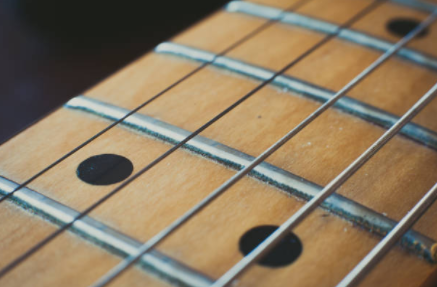 ギターの指板は材質で音がどの様に変わるのか？