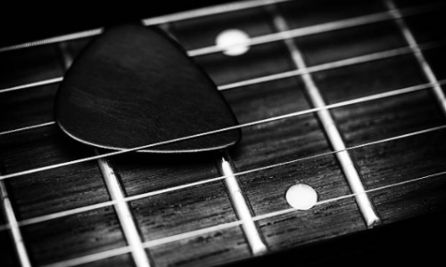 charの使用しているギターの弦について。