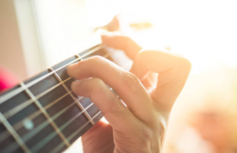 ギターの持ち方は左手の親指がポイントになる？
