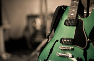 ギターのストラップピンの取り付け方。外れる場合の修理方法等。