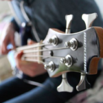 ベースは手が小さい人や指が短い人でも弾ける？