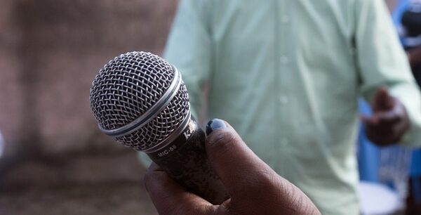 カラオケで声量が足りない、声が通らないのはなぜ？声が出ない理由と声量を上げるコツ