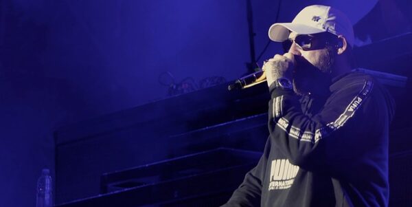 カラオケの狭い部屋でのハウリング、しやすい周波数とキーンとなる対処法と直し方