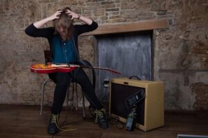 カラオケの狭い部屋でのハウリング、しやすい周波数とキーンとなる対処法と直し方